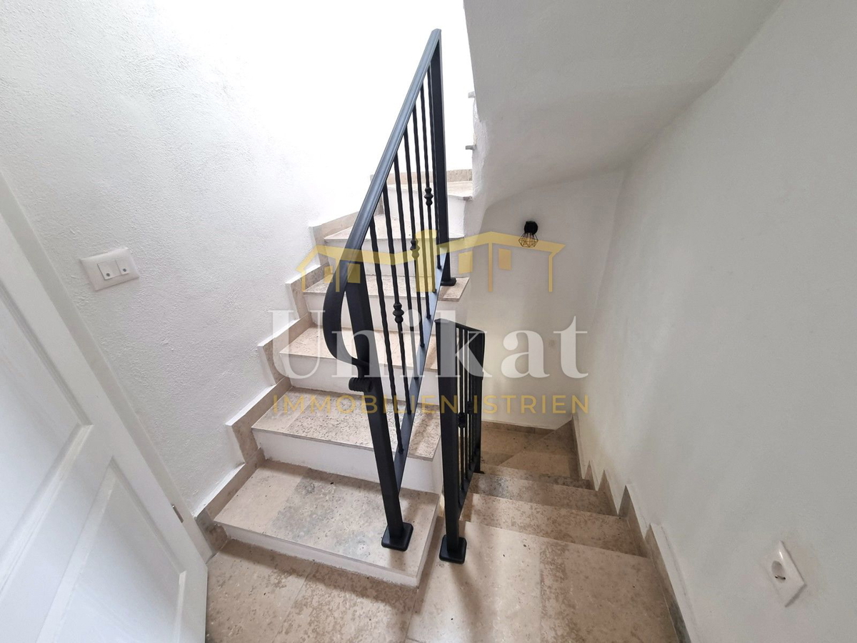 Renovirana kamnita hiša s bazenom 3 km od morja